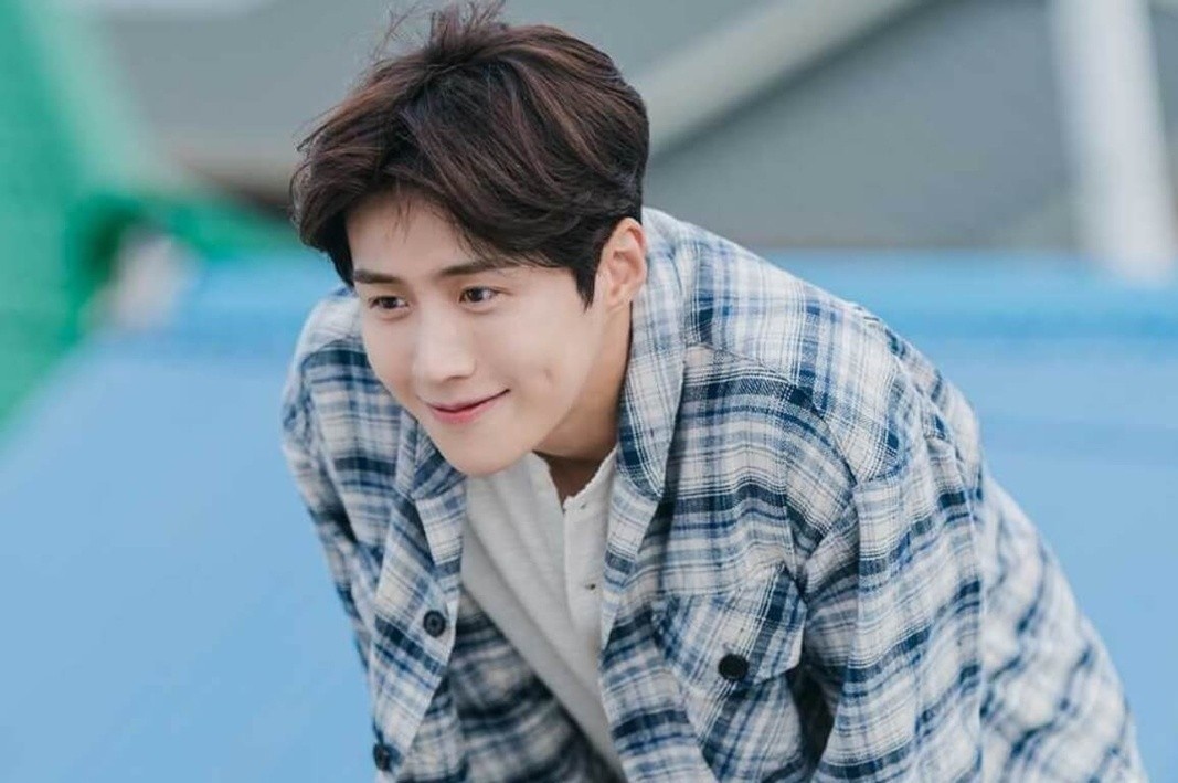 Nam chinh 'Hometown Cha-Cha-Cha' bi to ep ban gai pha thai hinh anh