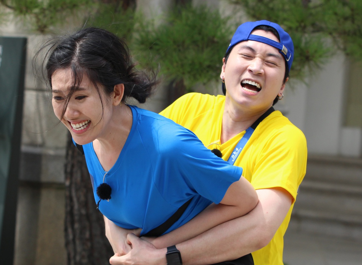 Thuy Ngan chat vat doi dau 3 thanh vien nam o Running Man hinh anh