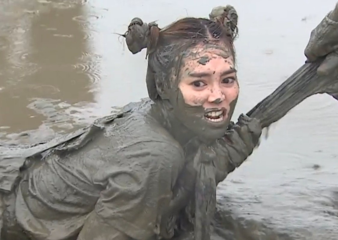 Lan Ngoc va cac thanh vien Running Man ruot duoi tren san bun hinh anh