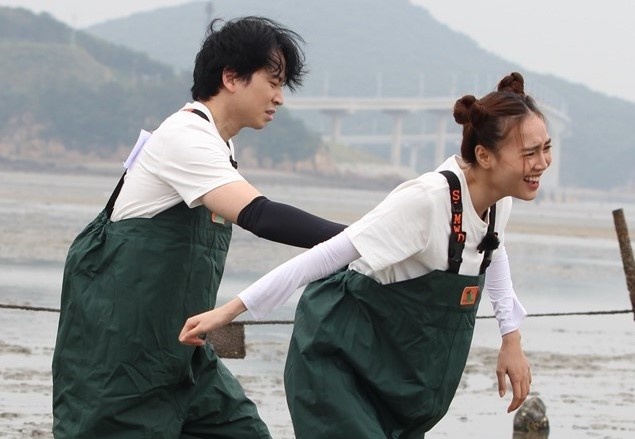 Tuong tac than thiet giua Ninh Duong Lan Ngoc va Karik hinh anh