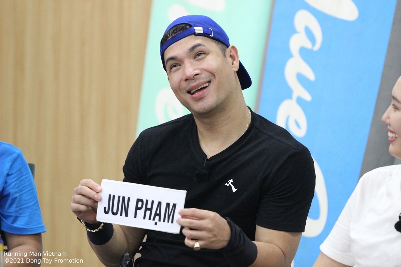 Chuoi phan boi lien hoan trong Running Man mua hai hinh anh