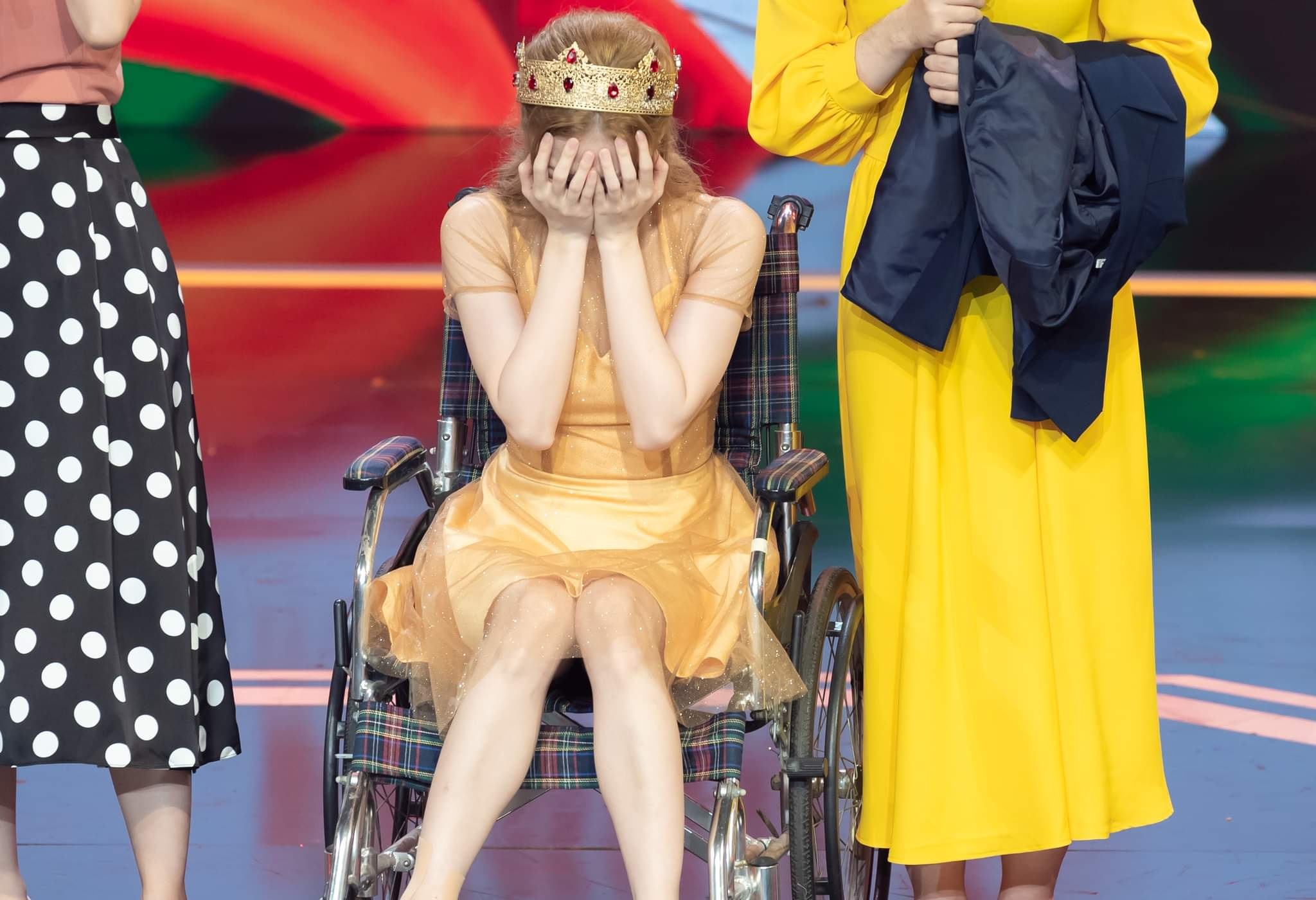 Liz Kim Cuong ngoi xe lan len san khau hinh anh