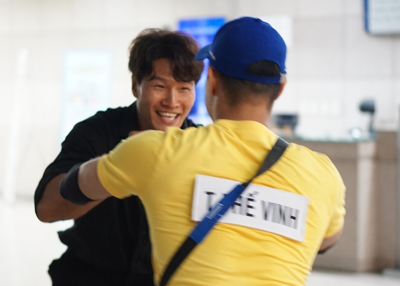 Khan gia buc xuc ve Running Man hinh anh