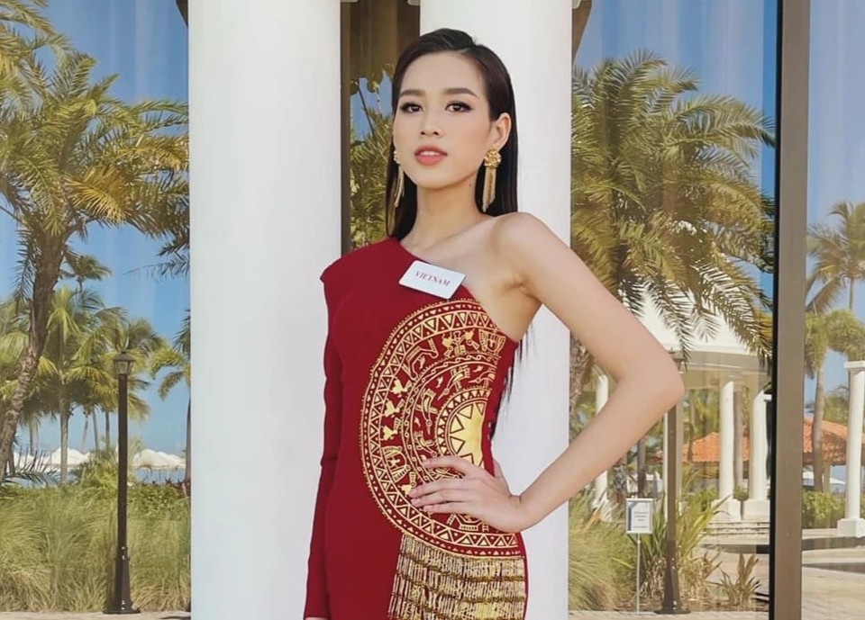 Cach Do Thi Ha ghi diem o Hoa hau The gioi 2021 hinh anh