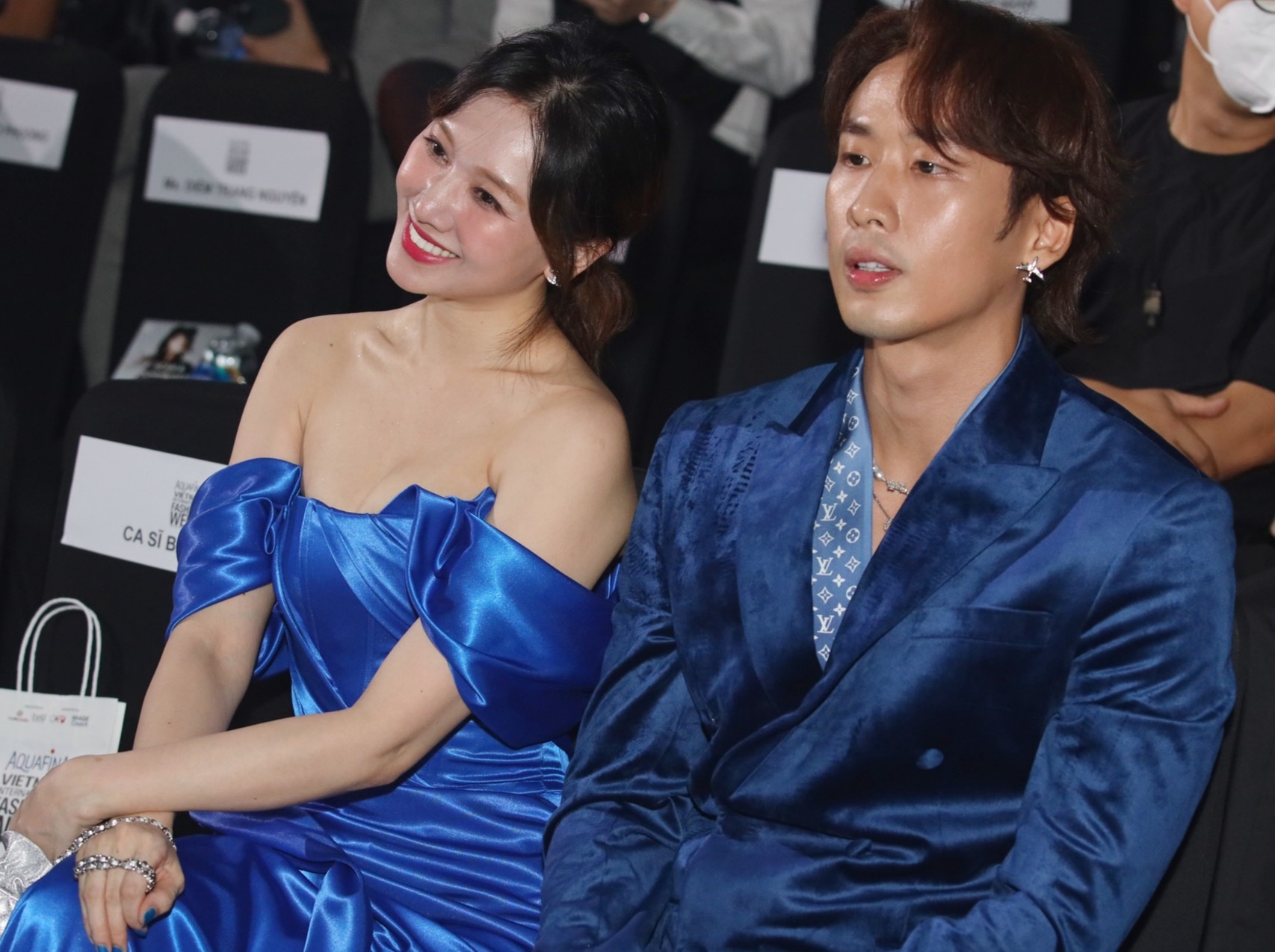 Dan my nhan tren tham do Tuan le Thoi trang Viet Nam 2021 hinh anh