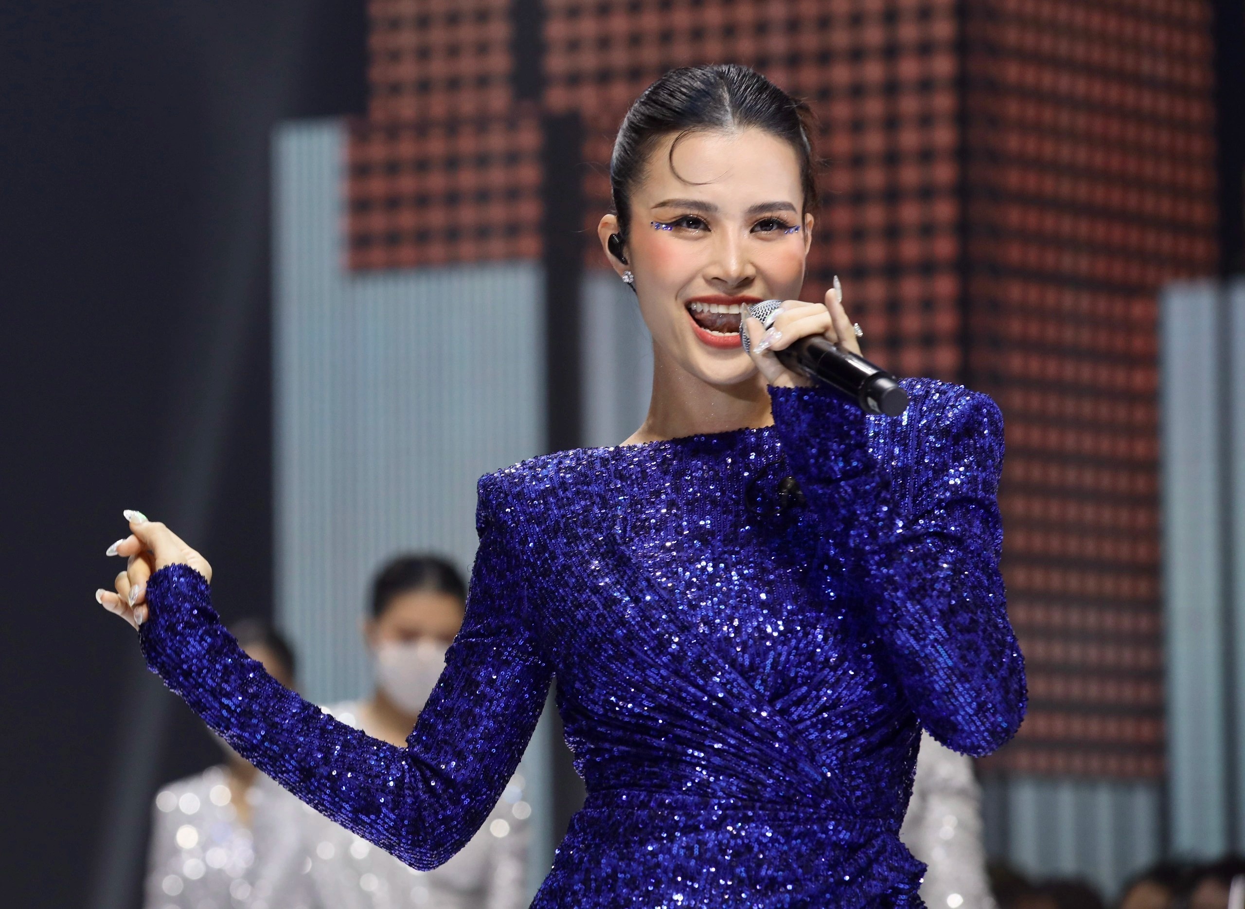 Dong Nhi mo man Tuan le Thoi trang Viet Nam 2021 hinh anh