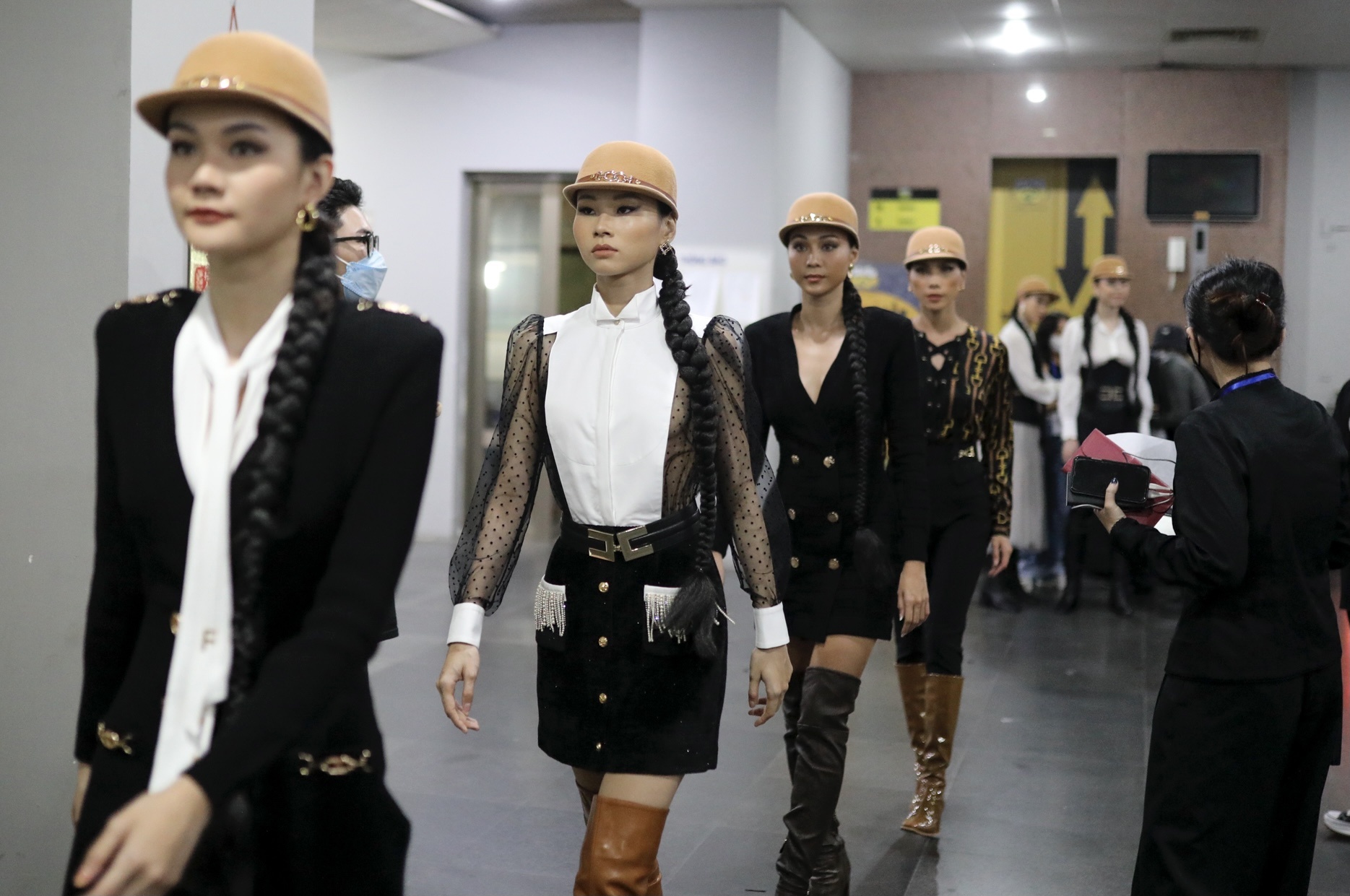 Nguoi mau an com hop, xep hang cho dien o Tuan le Thoi trang Viet Nam hinh anh