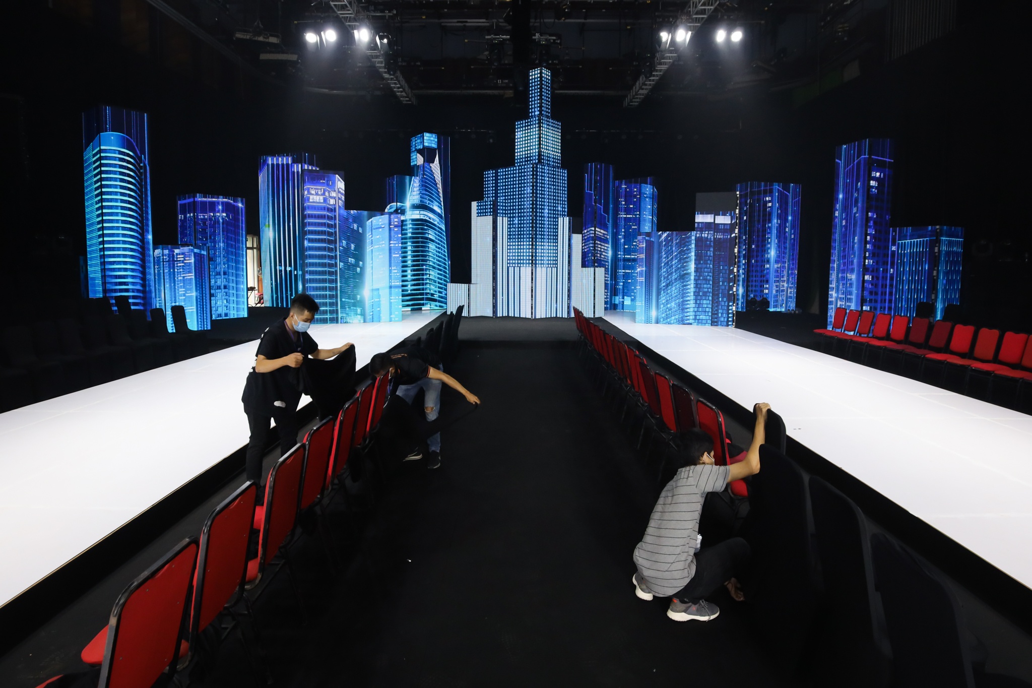 Aquafina Vietnam International Fashion Week anh 1