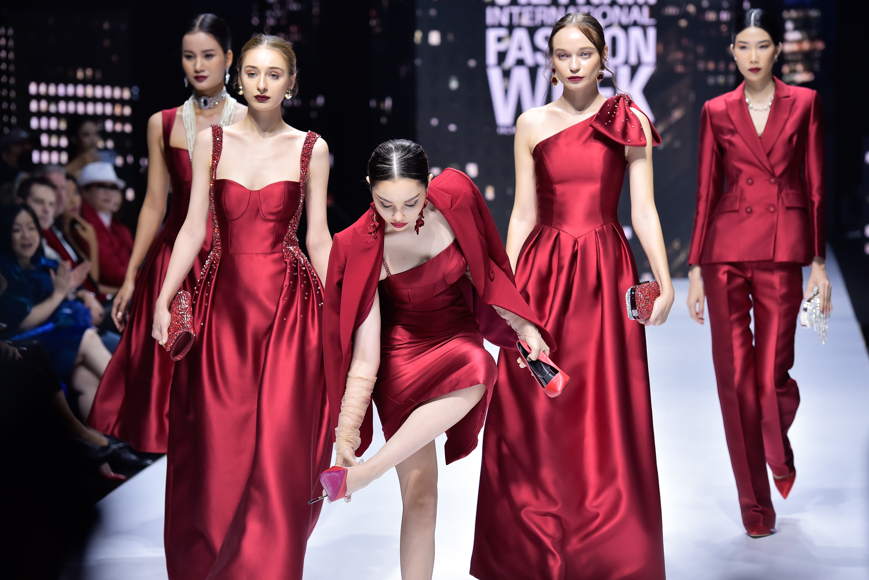 Aquafina Vietnam International Fashion Week anh 4