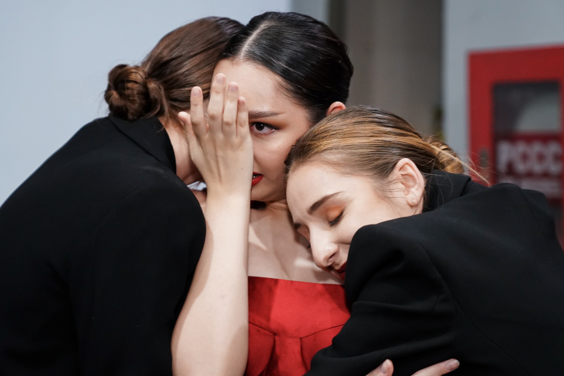 Nguoi mau lai 14 tuoi khoc o hau truong Tuan le Thoi trang Viet Nam hinh anh