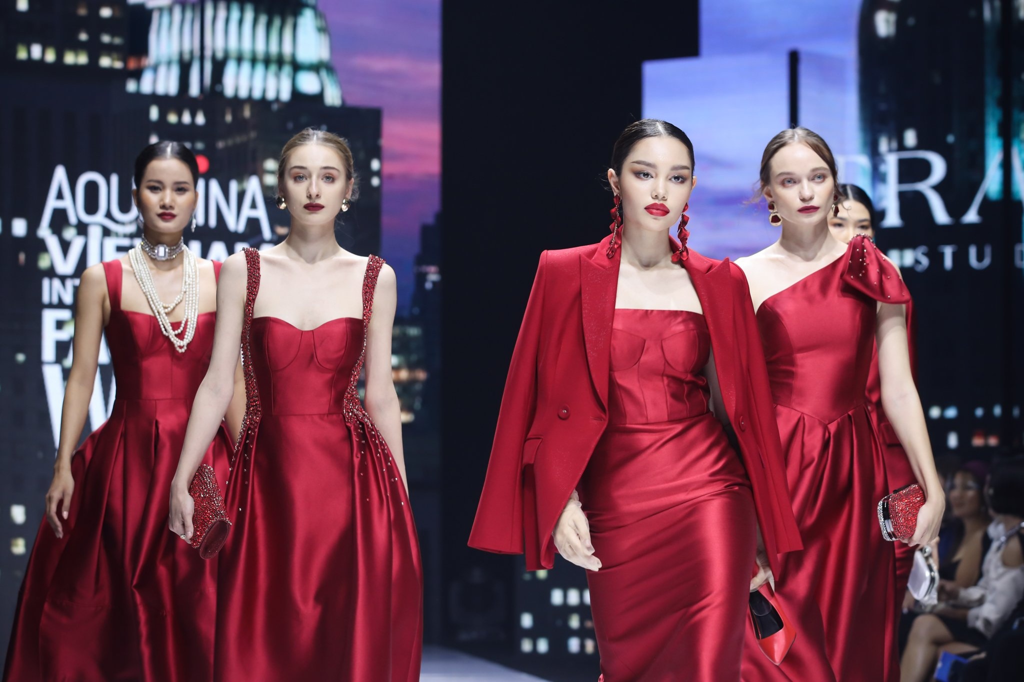 Aquafina Vietnam International Fashion Week anh 1