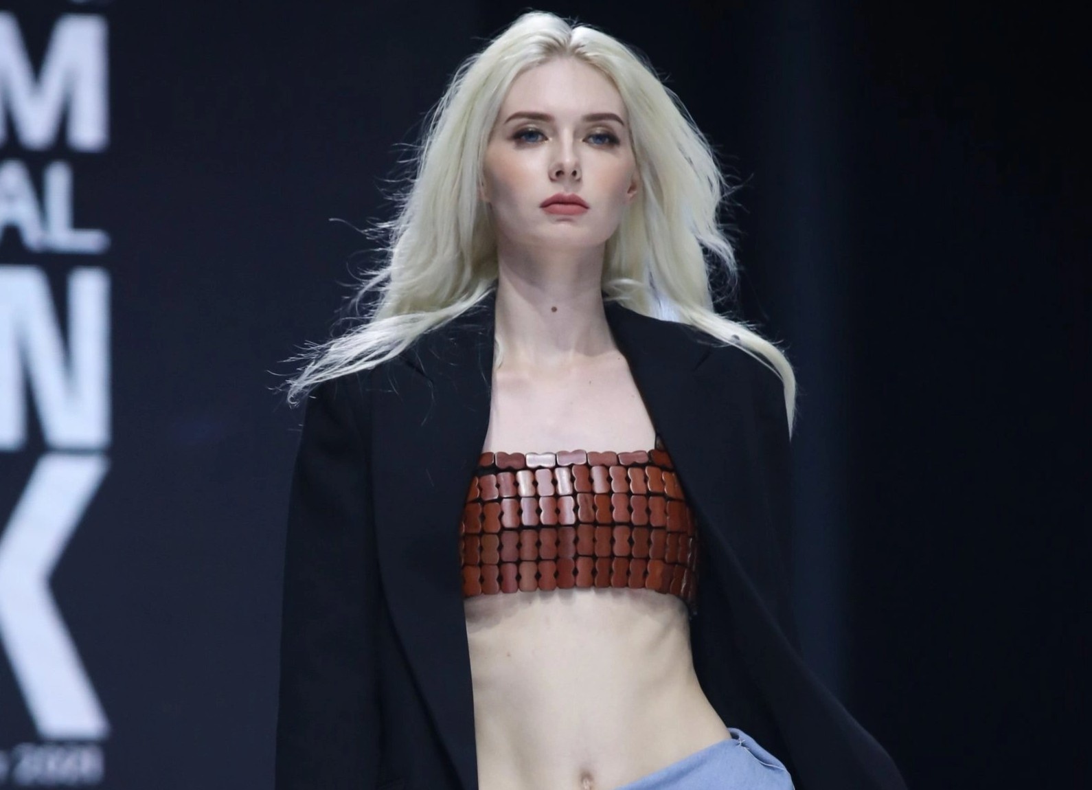 Nguoi mau Nga noi bat o Tuan le Thoi trang Viet Nam hinh anh