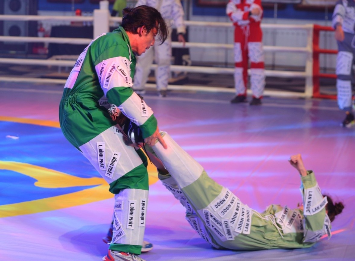 Lan Ngoc bi keo le tren san trong Running Man hinh anh