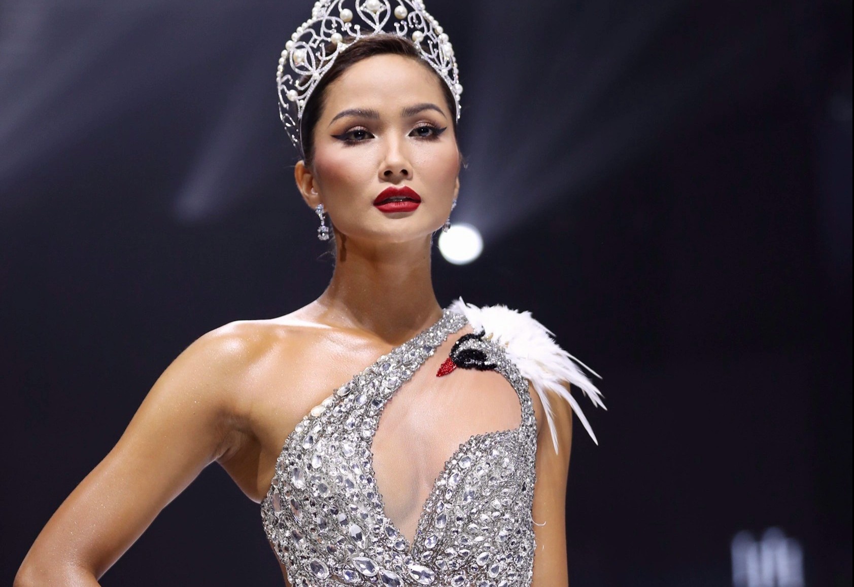 700 gio tao nen bo vay cua H'Hen Nie tai Tuan le Thoi trang 2021 hinh anh