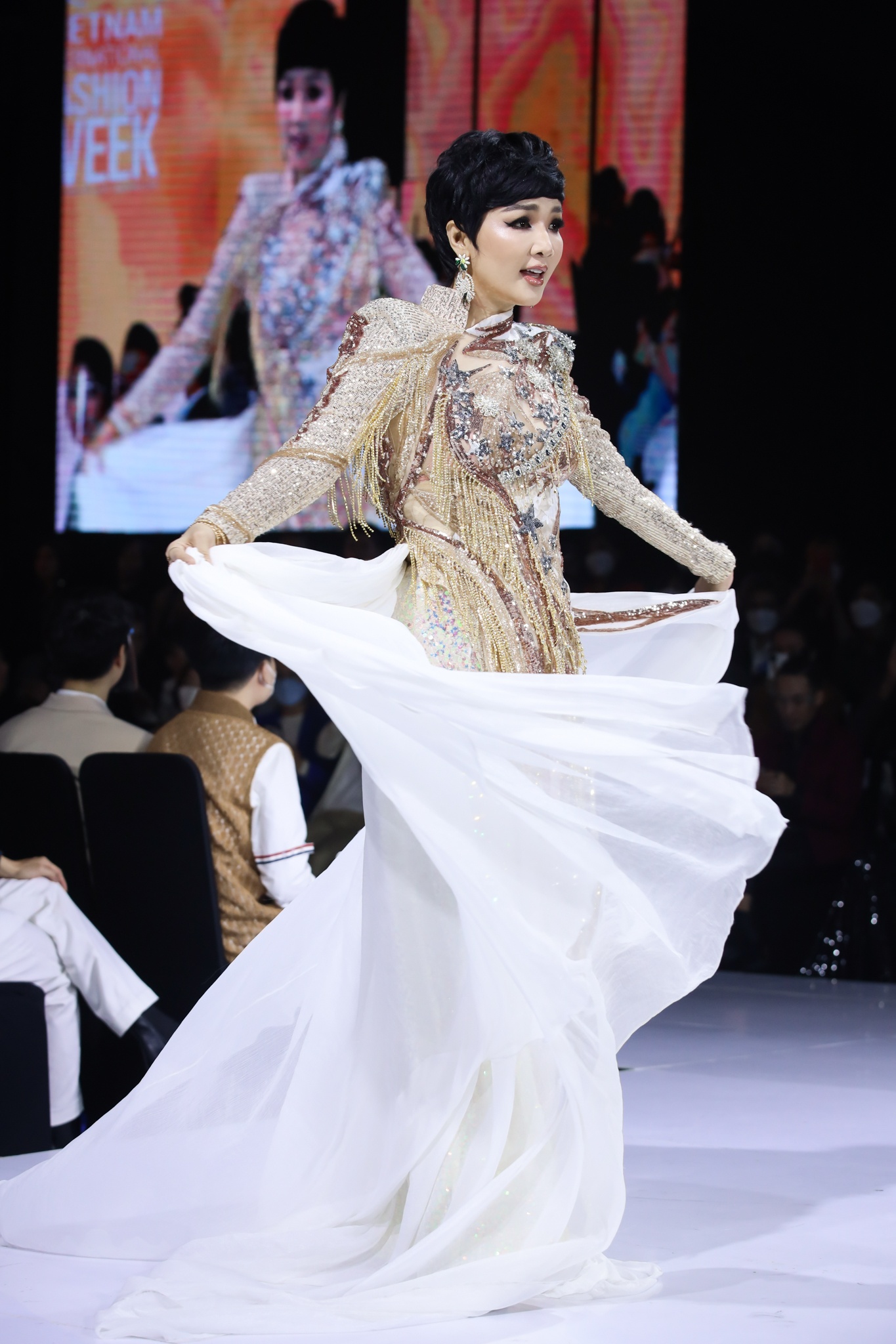Aquafina Vietnam International Fashion Week anh 9