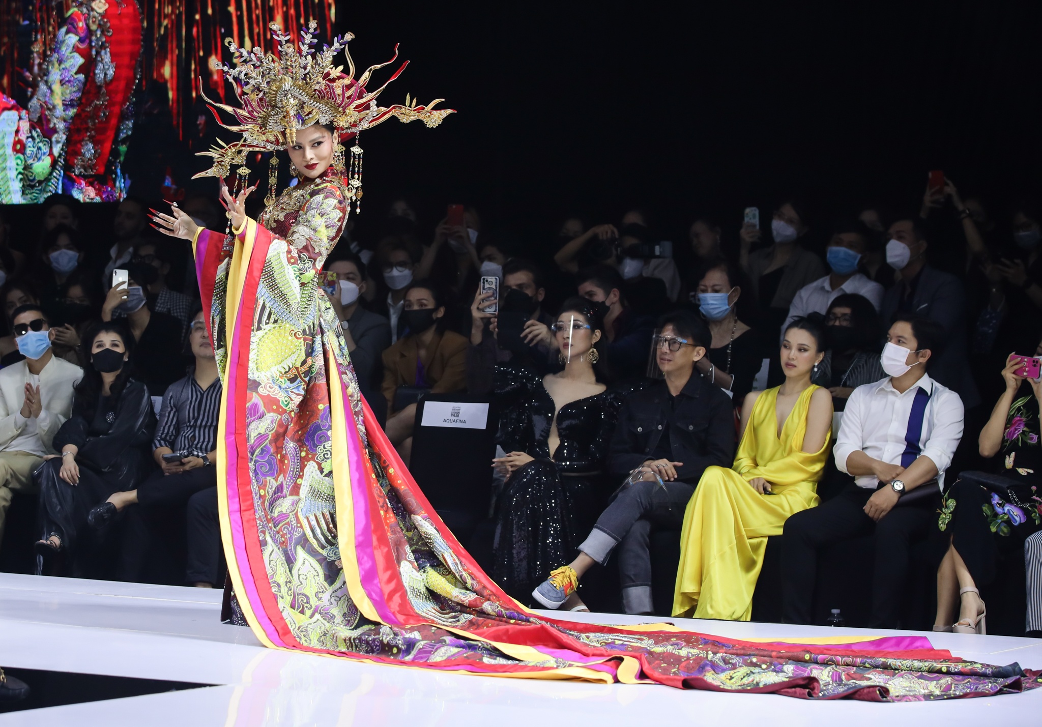 Aquafina Vietnam International Fashion Week anh 4