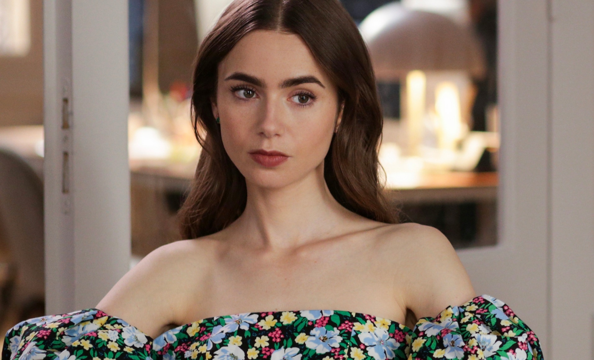 Lily Collins: 'Canh than mat voi ban dien nam luon ky cuc' hinh anh