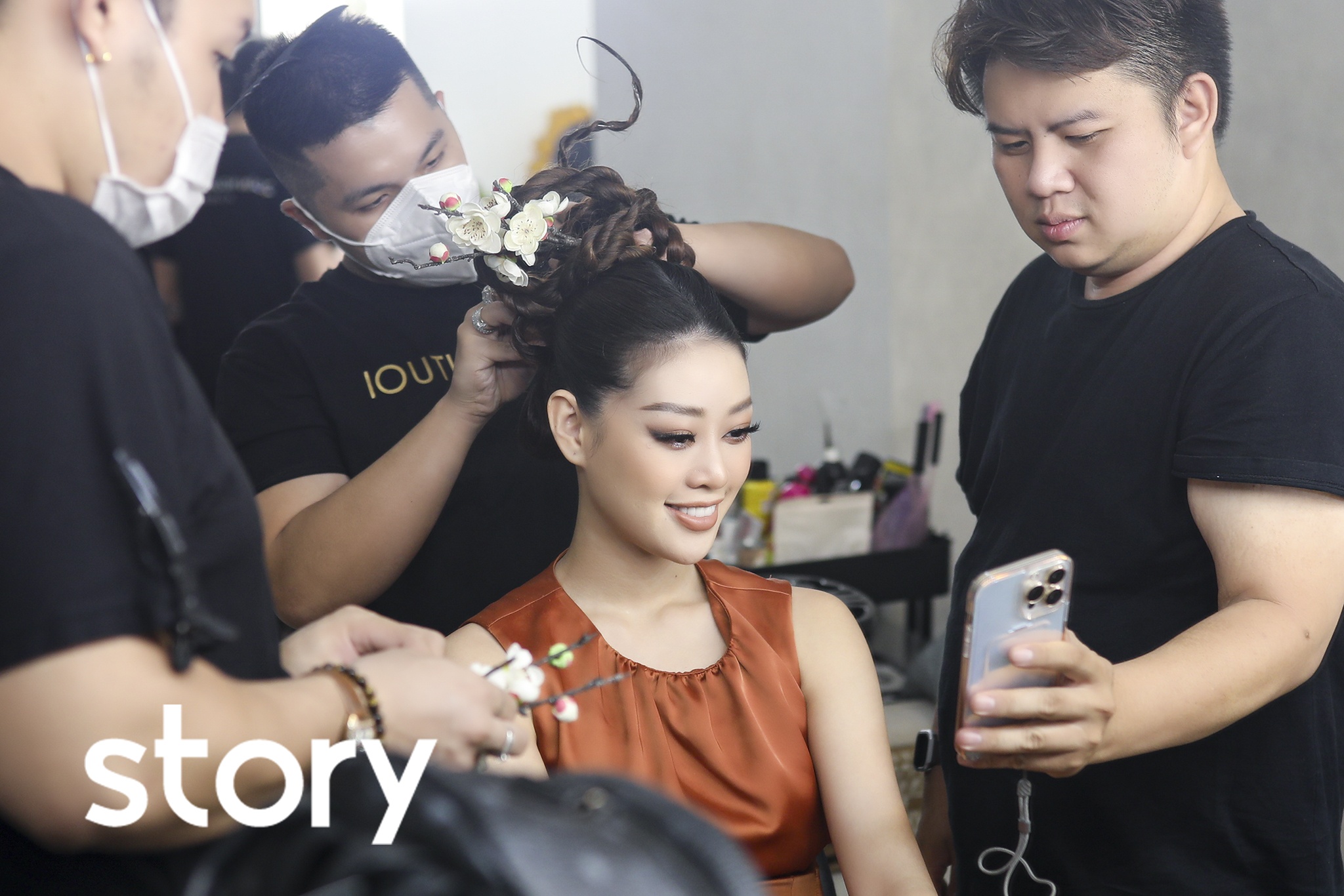 Lich trinh lam viec day dac cua Hoa hau Khanh Van hinh anh