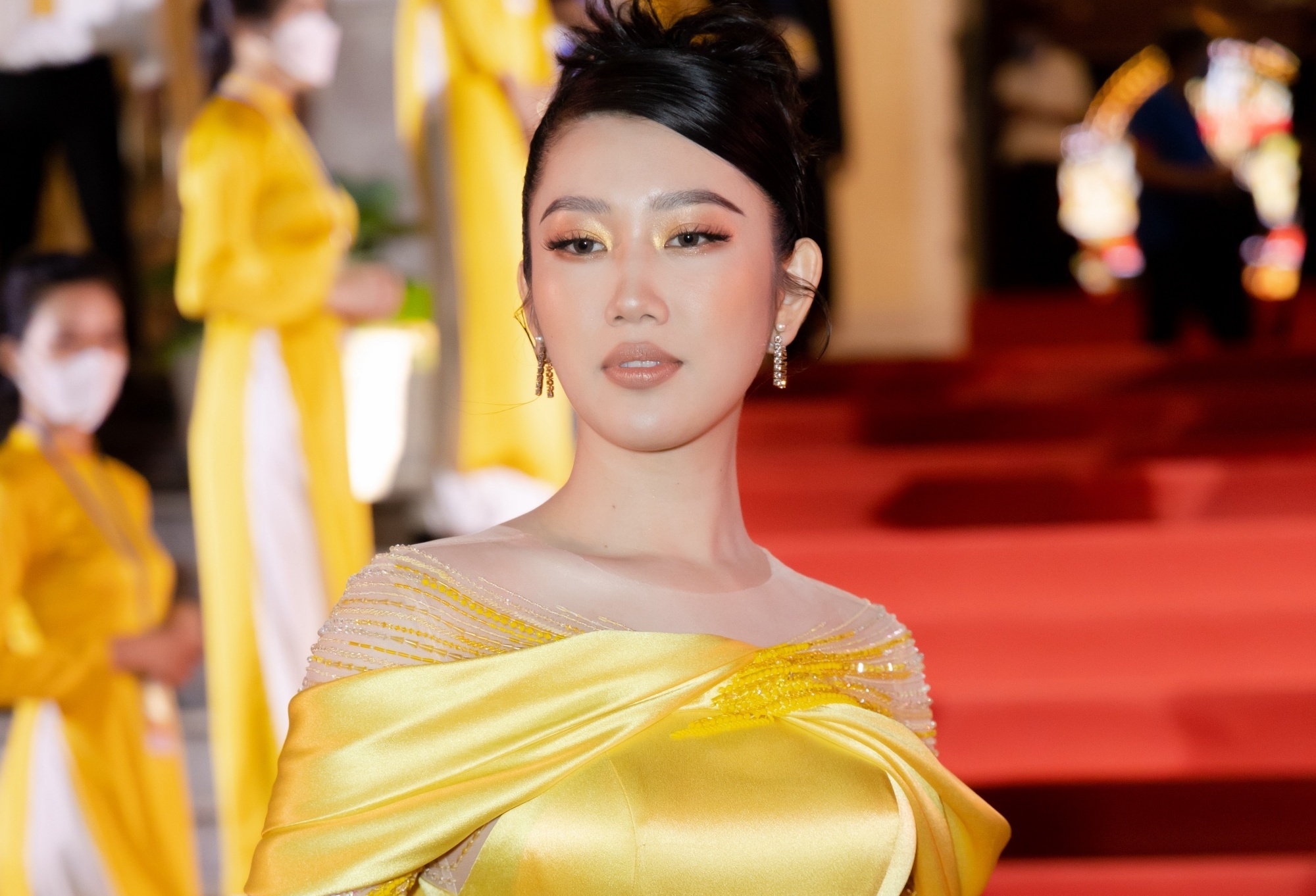 Nghe si tren tham do Mai vang hinh anh