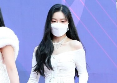 Nhom Red Velvet bi quat nat vi tu choi thao khau trang hinh anh
