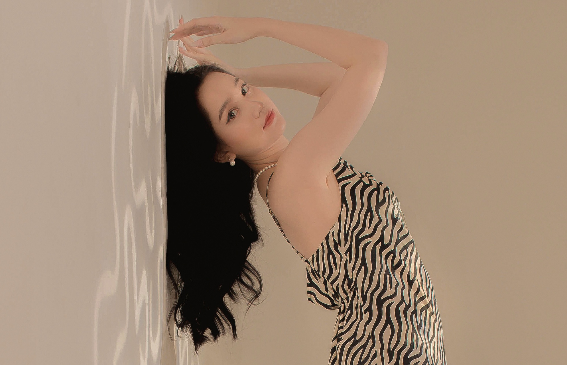 Gan 20 nguoi ho tro Truc Anh trong buoi chup hinh hinh anh