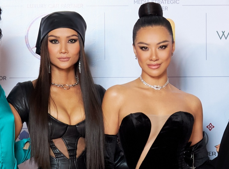 Hoa hau, a hau mac goi cam tren tham do hinh anh