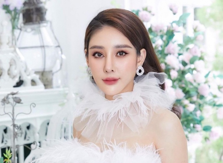 Nhan 920.000 USD sau cai chet cua con, me sao nu Thai Lan bi chi trich hinh anh