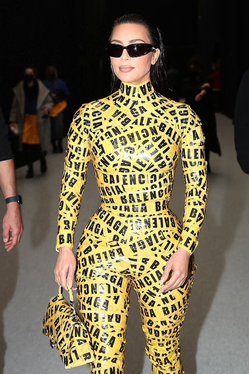 kim kardashian cuốn băng dính ảnh 1 kim kardashian cuon bang dinh anh 1