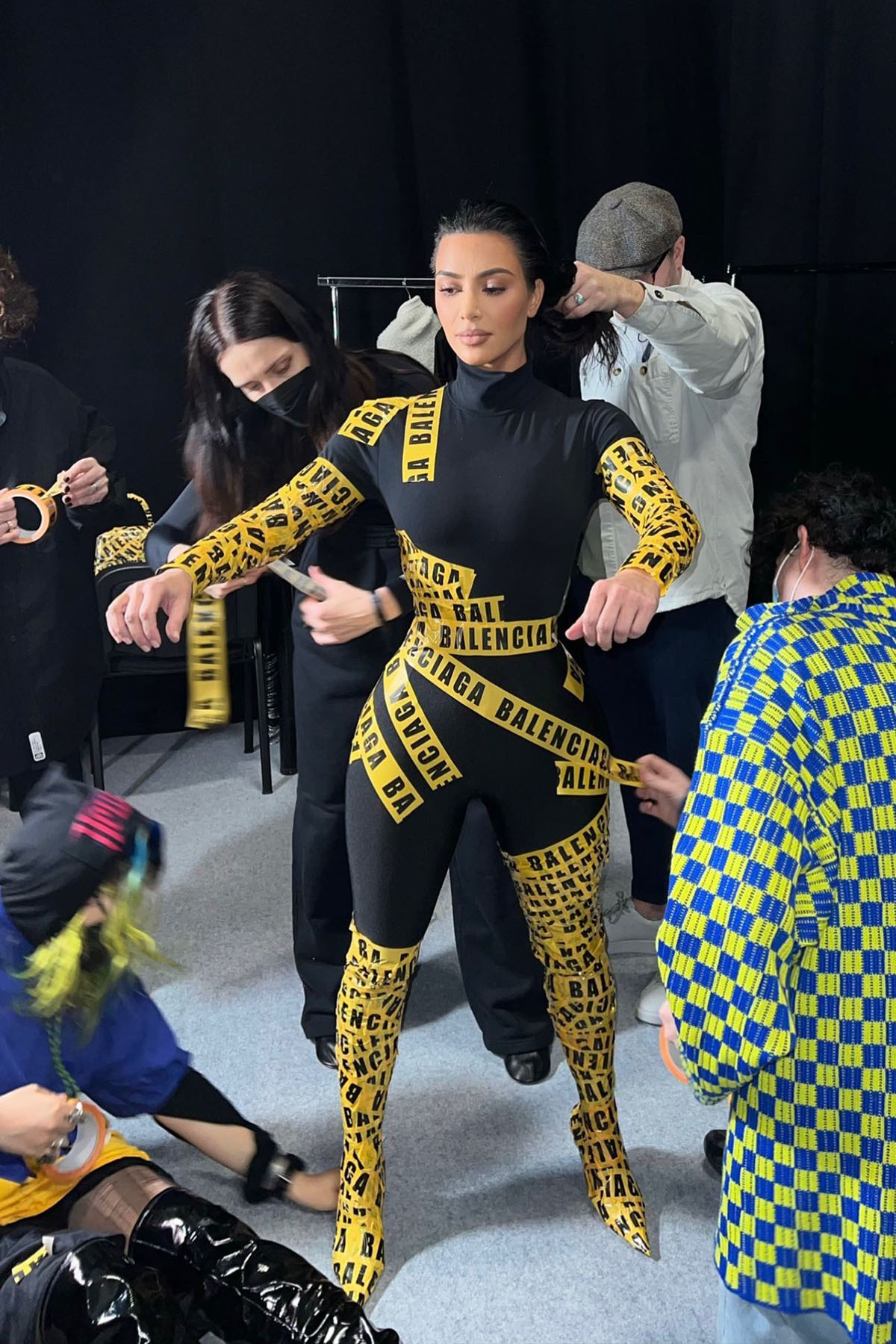 kim kardashian cuốn băng dính ảnh 2 kim kardashian cuon bang dinh anh 2