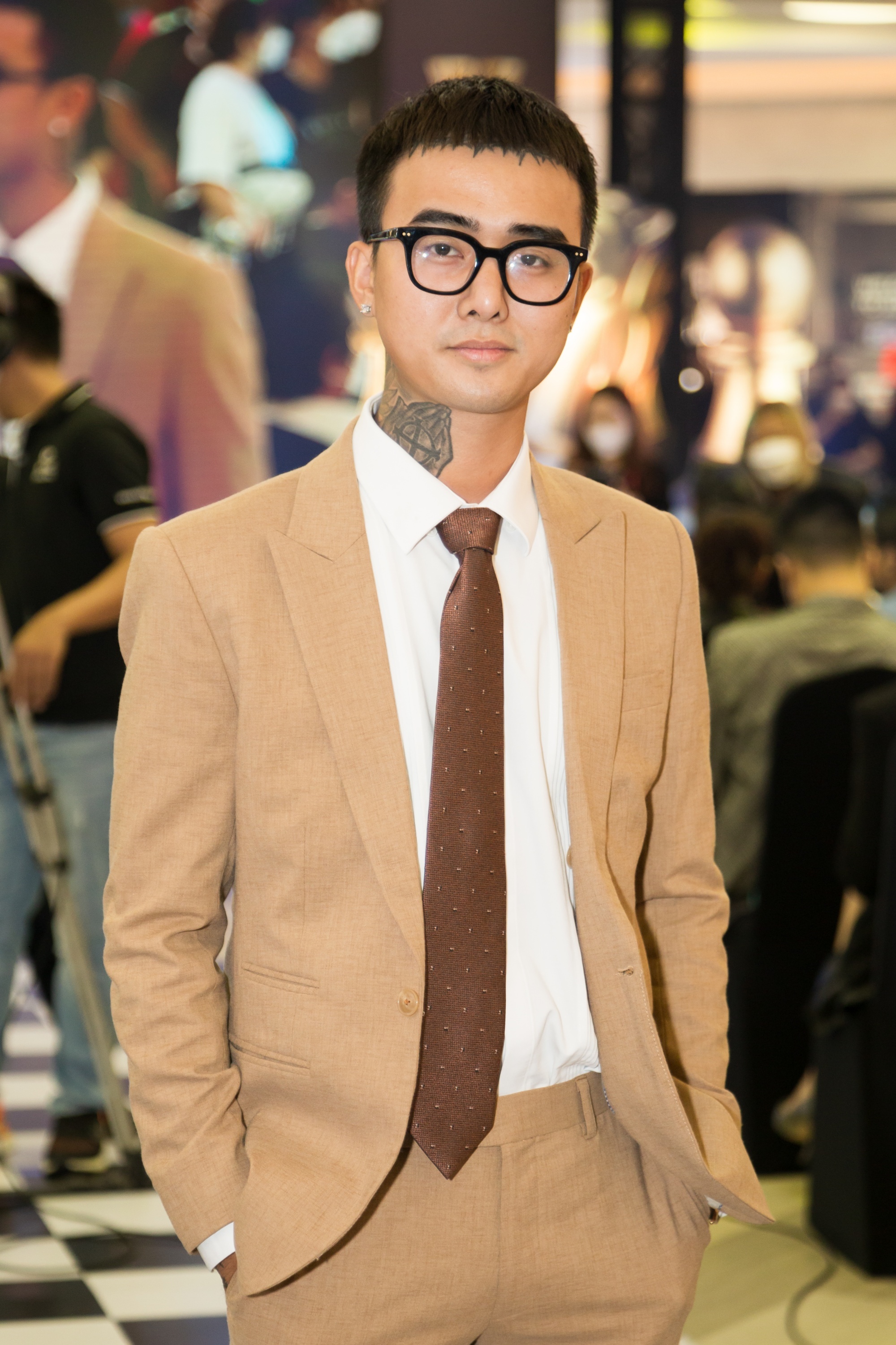 a hau kieu loan ra mv anh 8