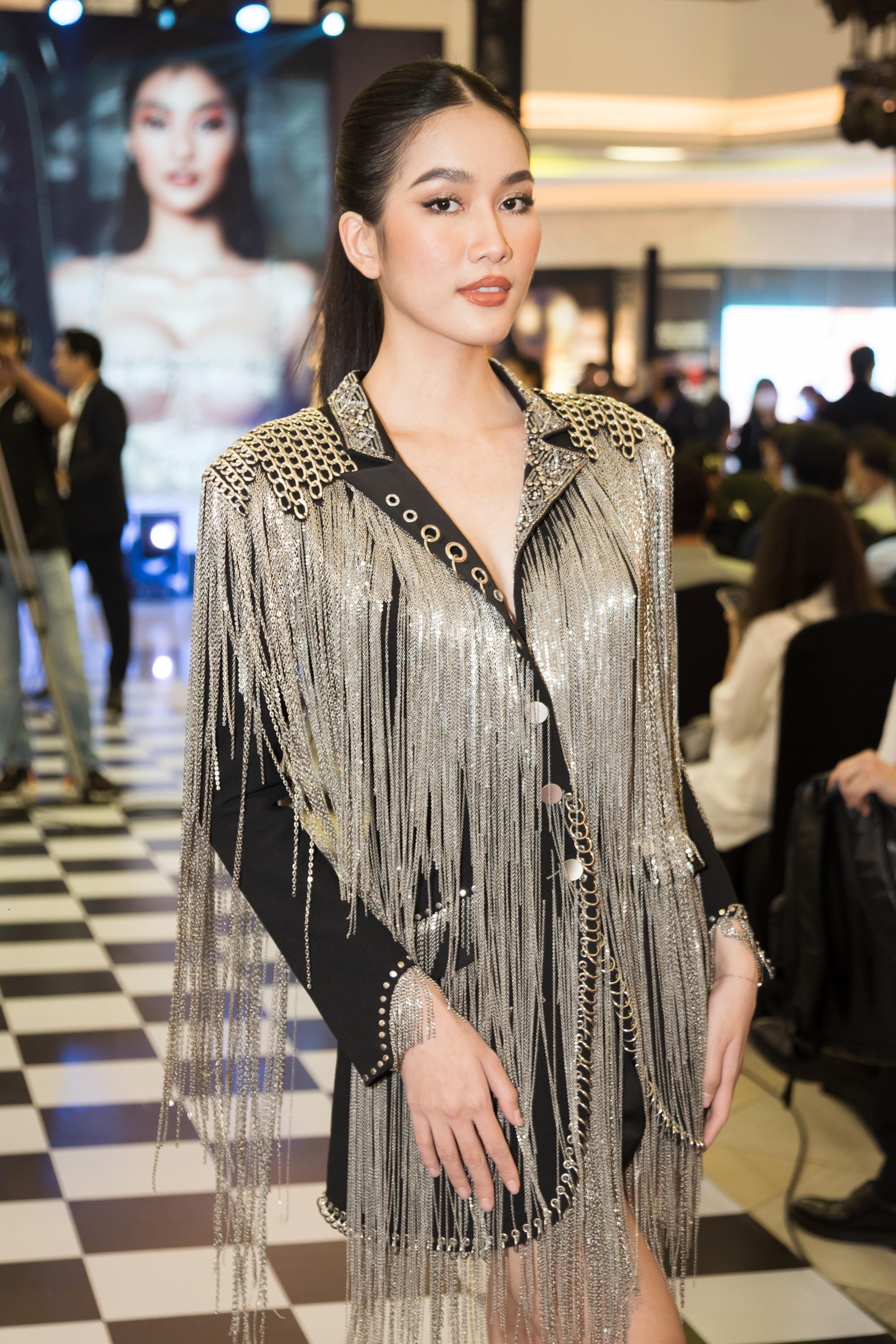 a hau kieu loan ra mv anh 6