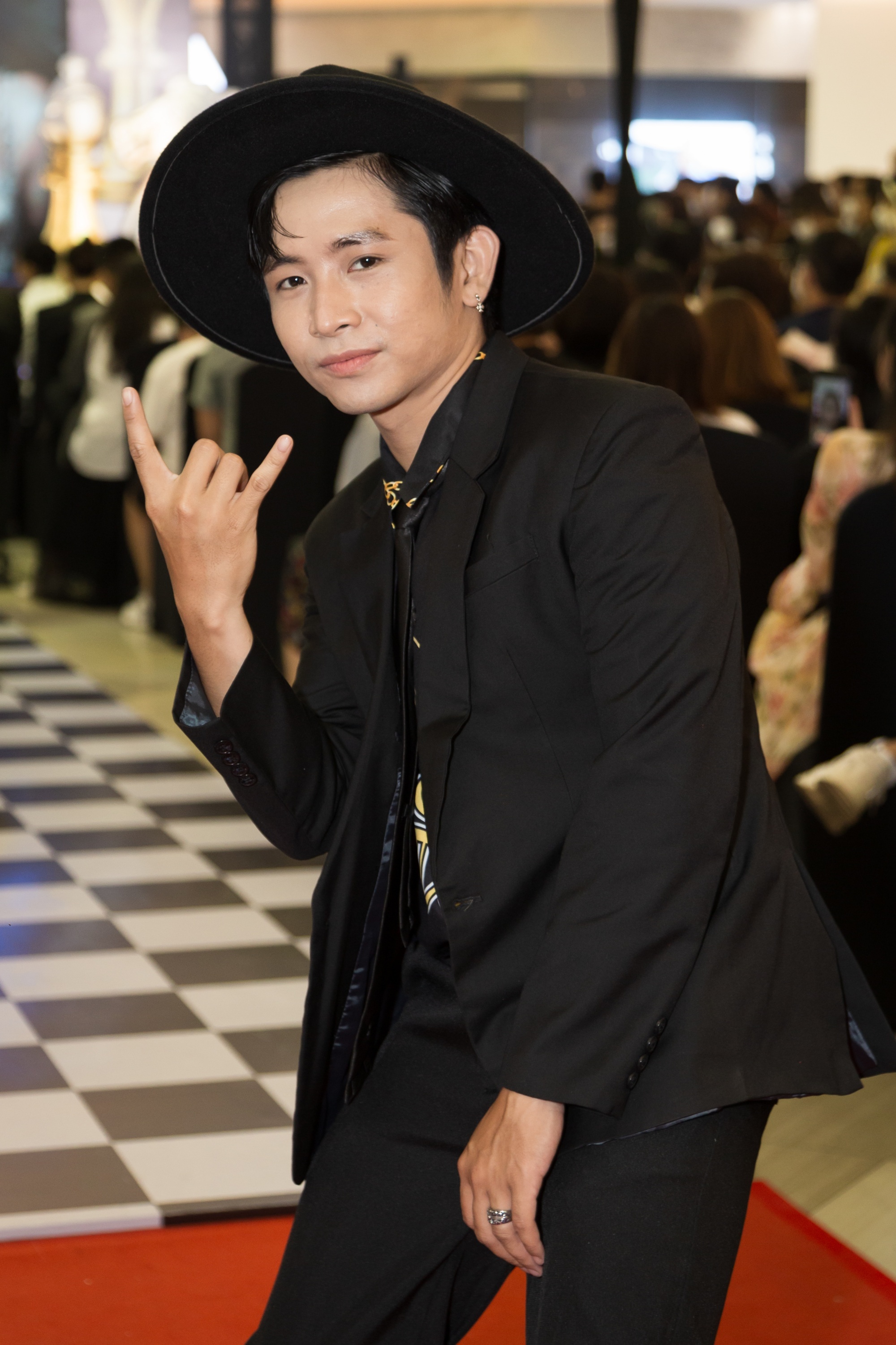 a hau kieu loan ra mv anh 9