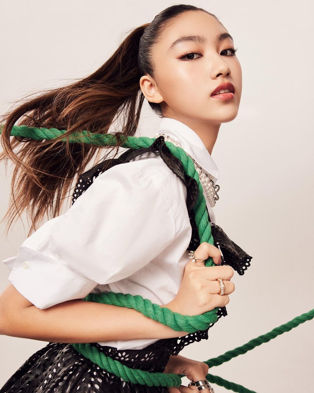 con gai nham dat hoa cao 1, 8 m anh 4