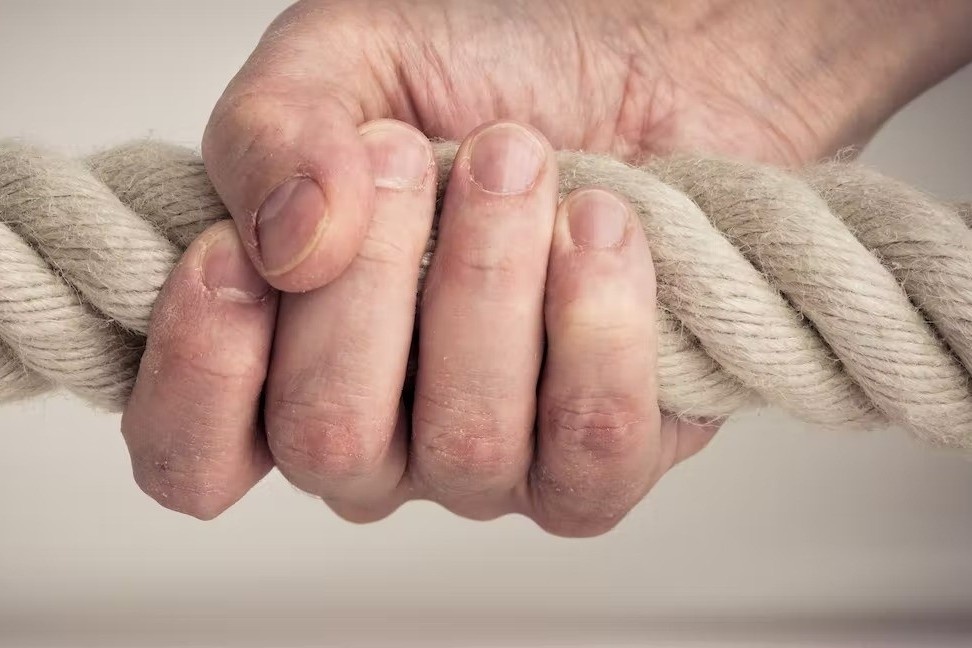 Luc nam tay yeu co the cho thay su lao hoa som hinh anh