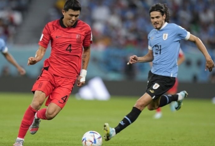 Tro lai sau chan thuong, Kim Min-jae chi dap xe trong buoi tap hinh anh