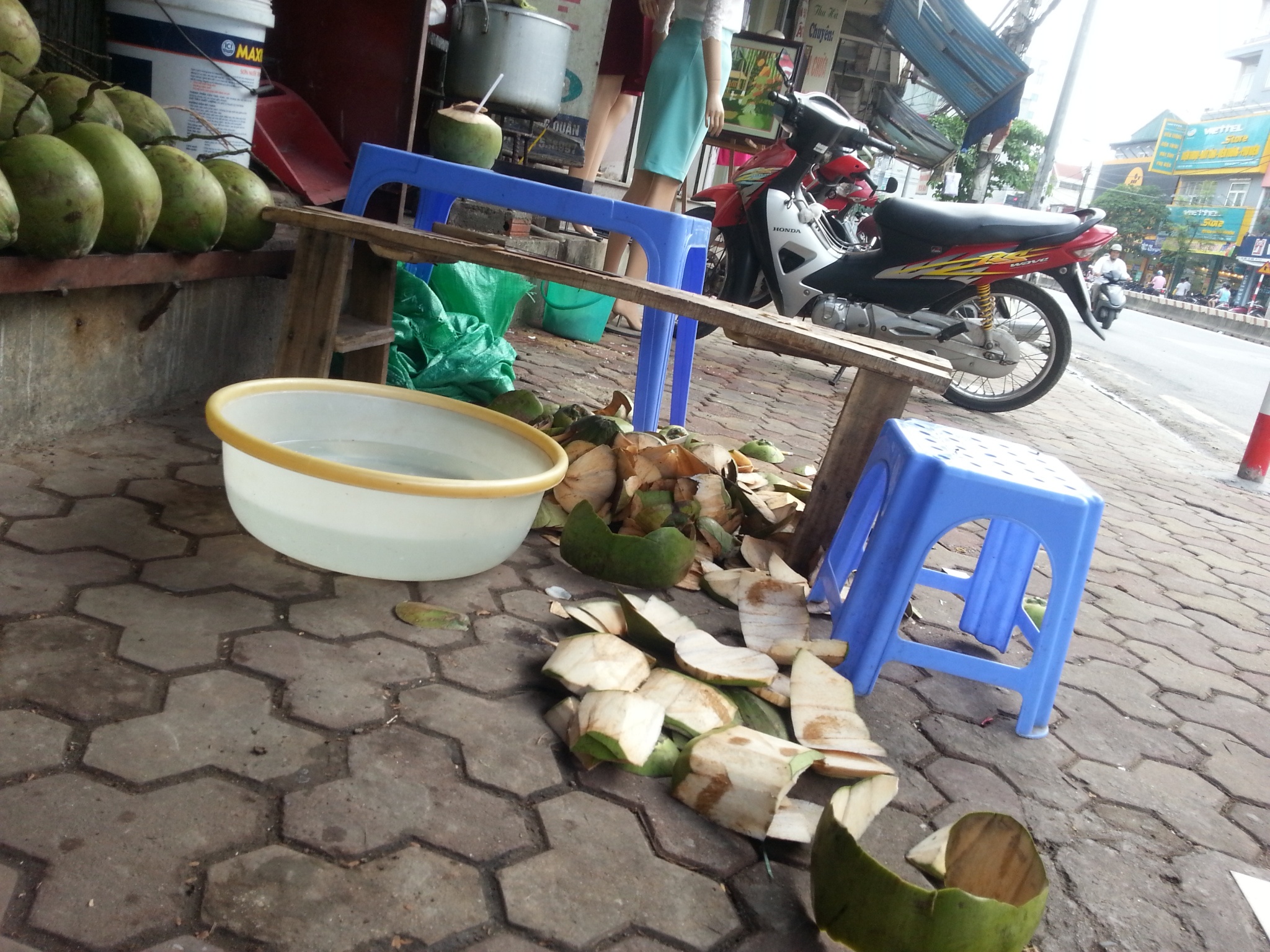 Dung dịch trong thau không màu, không mùi nên ít thực khách có thể biết chúng có chứa chất tẩy trắng Javel. Ảnh: Ngọc Lan.