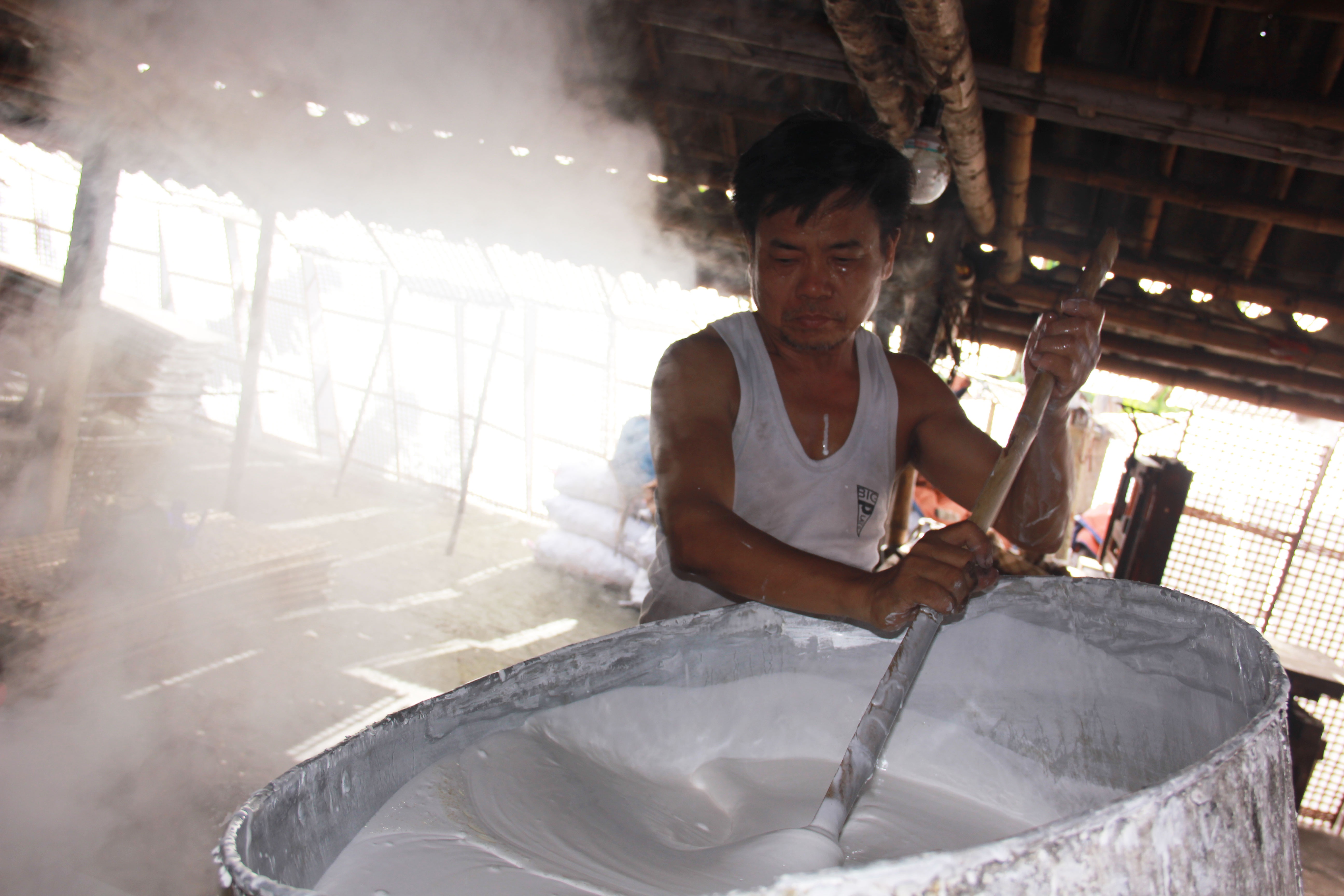 Nong dan dat lua thu 30 trieu/thang tu san xuat banh da hinh anh