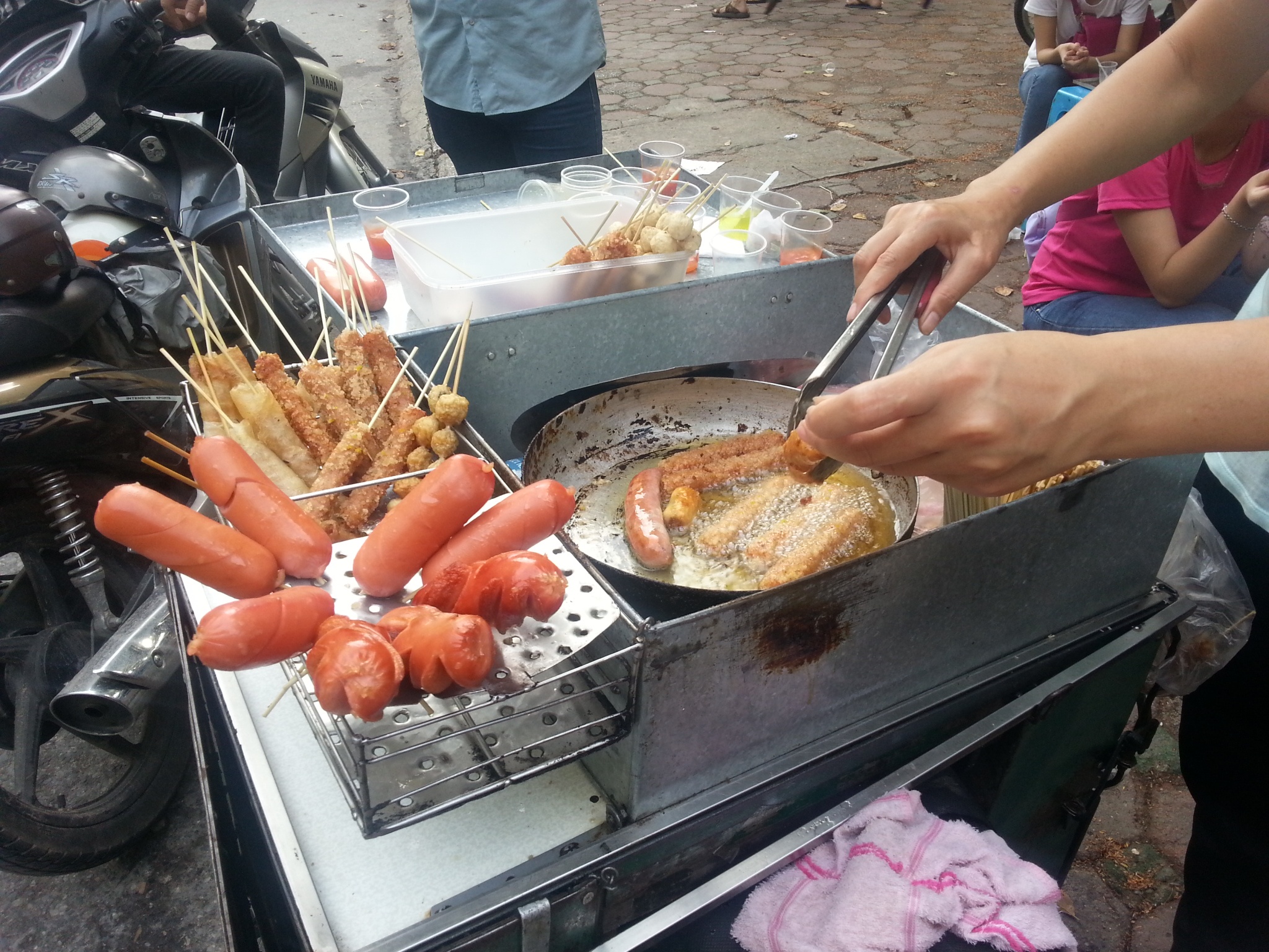 Nhat bac le tu ban kem chanh, xuc xich dao gia re hinh anh