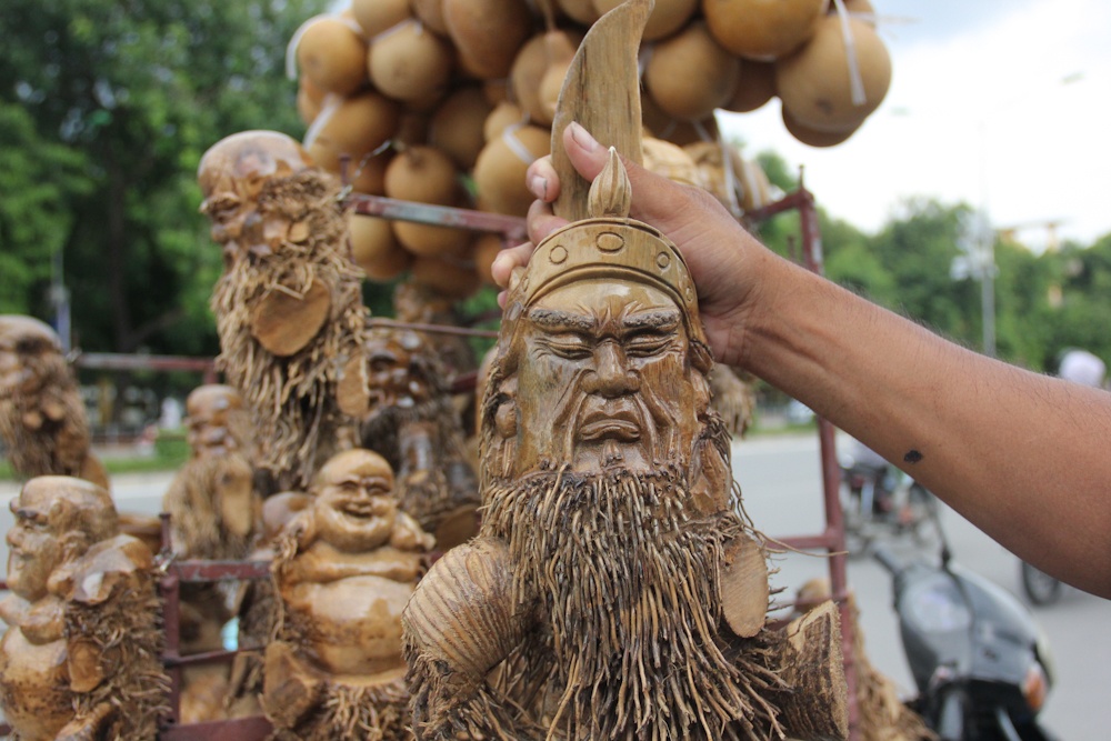 Goc tre nghe thuat via he hut khach Ha Noi hinh anh