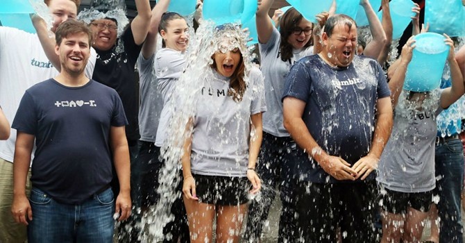 Người tham gia thử thách xô nước đá sẽ dội nước lên đầu,