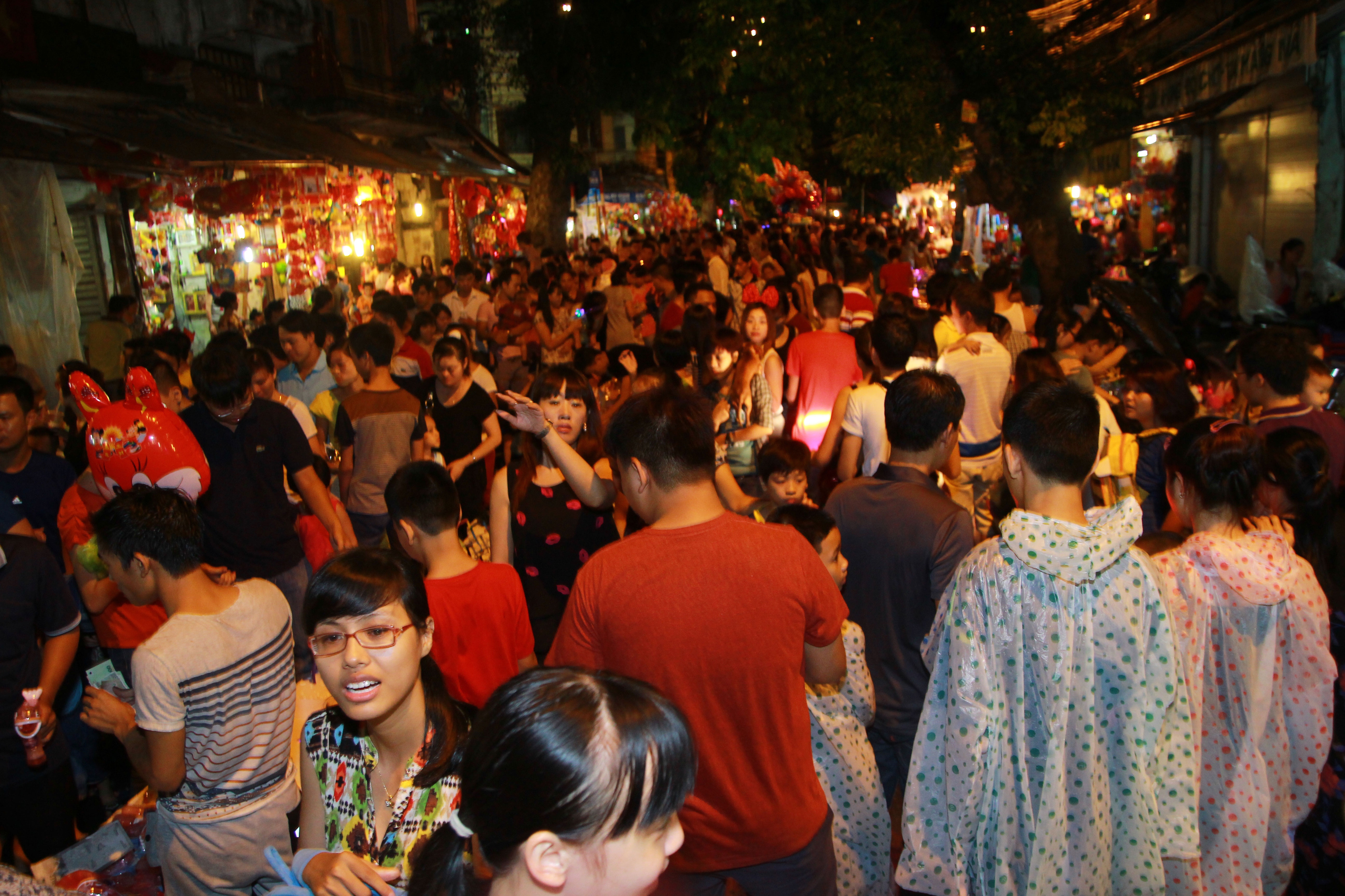 Dich vu 'chat chem' nguoi di choi 2/9 o pho co Ha Noi hinh anh