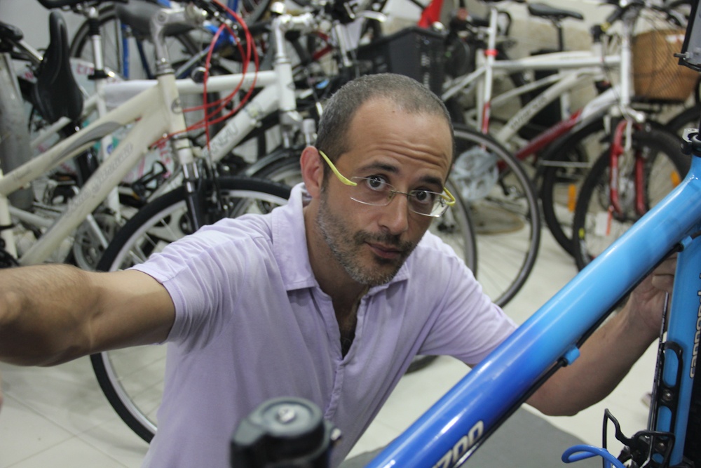 Ong Tay den Ha Noi mo cua hang co dich vu va xe mien phi hinh anh