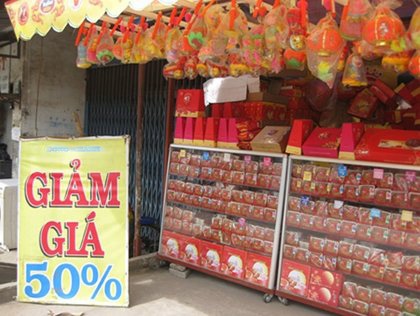 Nguoi mua de chung voi banh trung thu dai ha gia hinh anh