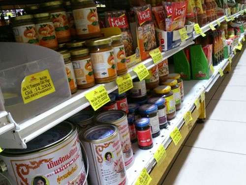 Bột nếp Thái, mì ly Thái, đồ hộp… có đủ loại trong siêu thị.