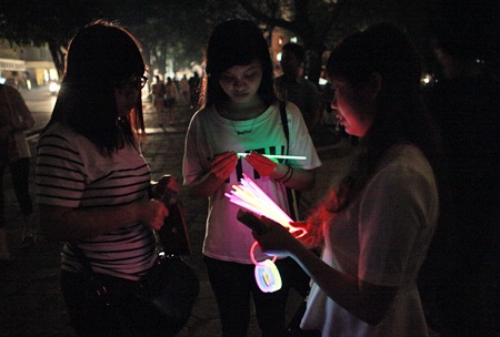 Do choi phat sang gia vai ngan dong hut khach mua Trung thu hinh anh