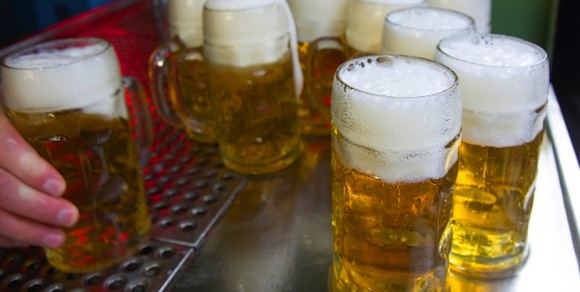 Nếu tính theo độ cồn thì hàm lượng hấp thụ độ cồn qua bia của người Việt cũng là loại thấp, chỉ tương đương 2-3 lít bia/người.