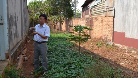 Anh Công bên chuồng dúi.