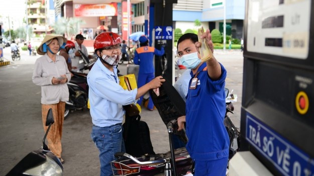 Gia xang con tang nhanh, giam cham? hinh anh