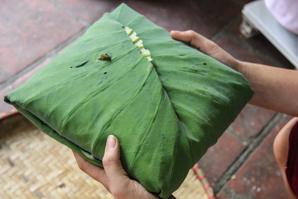 Cốm thường được gói trong lá sen, bán trên thj trường 160.000 - 200.000 đồng/kg. Ảnh: Ngọc Lan.