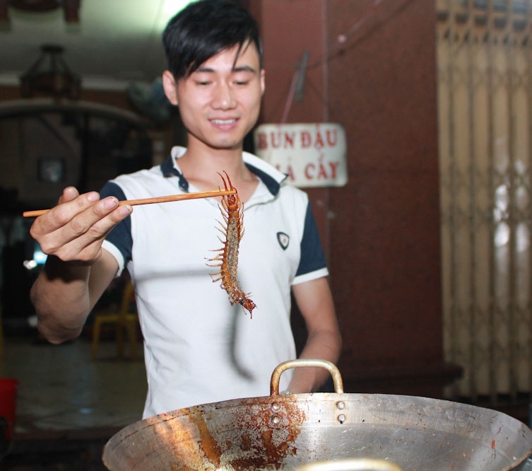 Sinh vien mo quan nhau con trung via he gia re o Ha Noi hinh anh